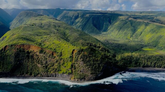 An aerial view of the Big Island coastline.  Wow what a stunning place.

#bigisland #hawaiiunchained